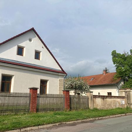 Prijemny Apartman Se Zahradou Ostresany 외부 사진